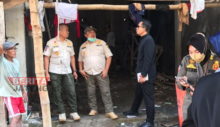 Satpol PP dengan OPD terkait saat meninjau gedung di sekitar area Pasar Puri. (Istimewa)