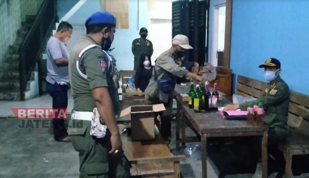 Satpol PP Rembang gelar razia miras di salah satu kafe dan tempat karaoke di Rembang. (R. Teguh Wibowo/Koran Lingkar)