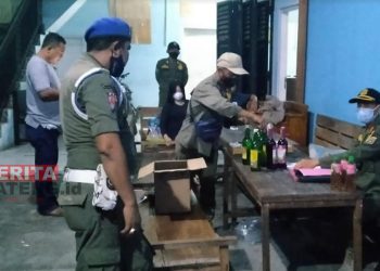 Satpol PP Rembang gelar razia miras di salah satu kafe dan tempat karaoke di Rembang. (R. Teguh Wibowo/Koran Lingkar)