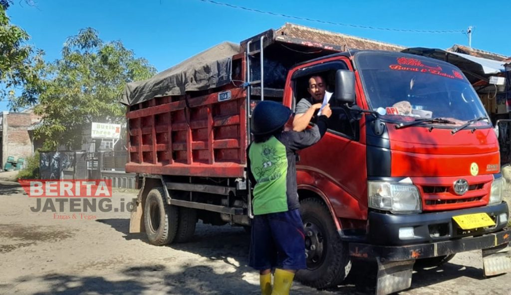 Warga Kelurahan Bandengan, Kecamatan Kendal, Kabupaten Kendal melarang truk bermuatan material melintas karena menyebabkan jalan rusak dan gorong-gorong amblas. (Unggul Priambodo/Koran Lingkar)