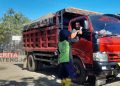 Truk Material Dilarang Melintas di Bandengan Kendal, Ini Penjelasannya 12 Warga Kelurahan Bandengan, Kecamatan Kendal, Kabupaten Kendal melarang truk bermuatan material melintas karena menyebabkan jalan rusak dan gorong-gorong amblas. (Unggul Priambodo/Koran Lingkar)