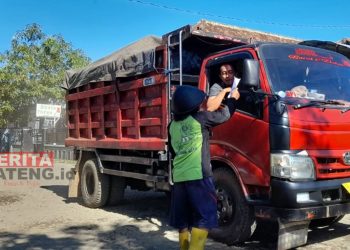 Warga Kelurahan Bandengan, Kecamatan Kendal, Kabupaten Kendal melarang truk bermuatan material melintas karena menyebabkan jalan rusak dan gorong-gorong amblas. (Unggul Priambodo/Koran Lingkar)