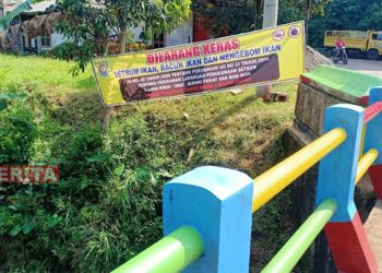 Spanduk peringatan untuk tidak menyetrum, meracuni dan mengebom ikan di Desa Gedong, Kecamatan Patean, Kabupaten Kendal. (Unggul Priambodo/Koran Lingkar)