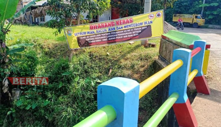 Spanduk peringatan untuk tidak menyetrum, meracuni dan mengebom ikan di Desa Gedong, Kecamatan Patean, Kabupaten Kendal. (Unggul Priambodo/Koran Lingkar)