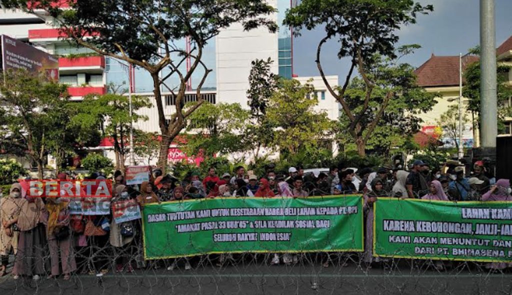 Aksi demonstrasi yang digelar oleh warga terdampak pembangunan PLTU Batang di depan Gedung DPRD Jateng, Kamis (30/06). (Wahyu Indriyati/Beritajateng.id)