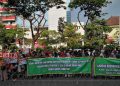 Warga Terdampak PLTU Batang Gelar Aksi, Pelaksanaan Tidak Sesuai Janji 15 Aksi demonstrasi yang digelar oleh warga terdampak pembangunan PLTU Batang di depan Gedung DPRD Jateng, Kamis (30/06). (Wahyu Indriyati/Beritajateng.id)