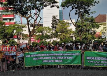 Aksi demonstrasi yang digelar oleh warga terdampak pembangunan PLTU Batang di depan Gedung DPRD Jateng, Kamis (30/06). (Wahyu Indriyati/Beritajateng.id)