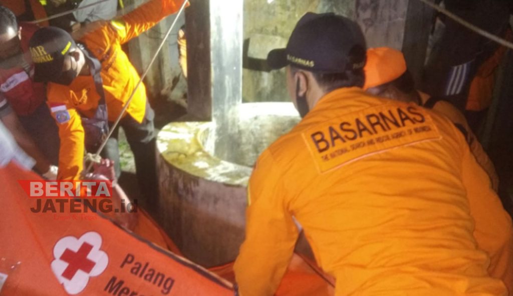 Tim SAR gabungan saat mengevakuasi warga Desa Tegalombo, Kecamatan Dukuhseti yang ditemukan tewas di dalam sumur pada Jumat, 19 Agustus 2022. (Istimewa)