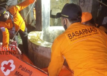 Tim SAR gabungan saat mengevakuasi warga Desa Tegalombo, Kecamatan Dukuhseti yang ditemukan tewas di dalam sumur pada Jumat, 19 Agustus 2022. (Istimewa)
