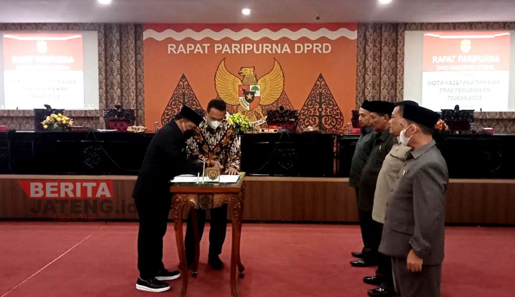 Penandatanganan nota kesepakatan KUA dan PPAS APBD Perubahan Tahun 2022 di Ruang Rapat DPRD Kendal pada Kamis, 25 Agustus 2022 oleh DPRD Kabupaten Kendal dan Wakil Bupati Kendal. (Mualim/Koran Lingkar)