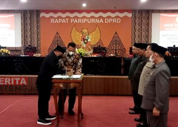 Penandatanganan nota kesepakatan KUA dan PPAS APBD Perubahan Tahun 2022 di Ruang Rapat DPRD Kendal pada Kamis, 25 Agustus 2022 oleh DPRD Kabupaten Kendal dan Wakil Bupati Kendal. (Mualim/Koran Lingkar)