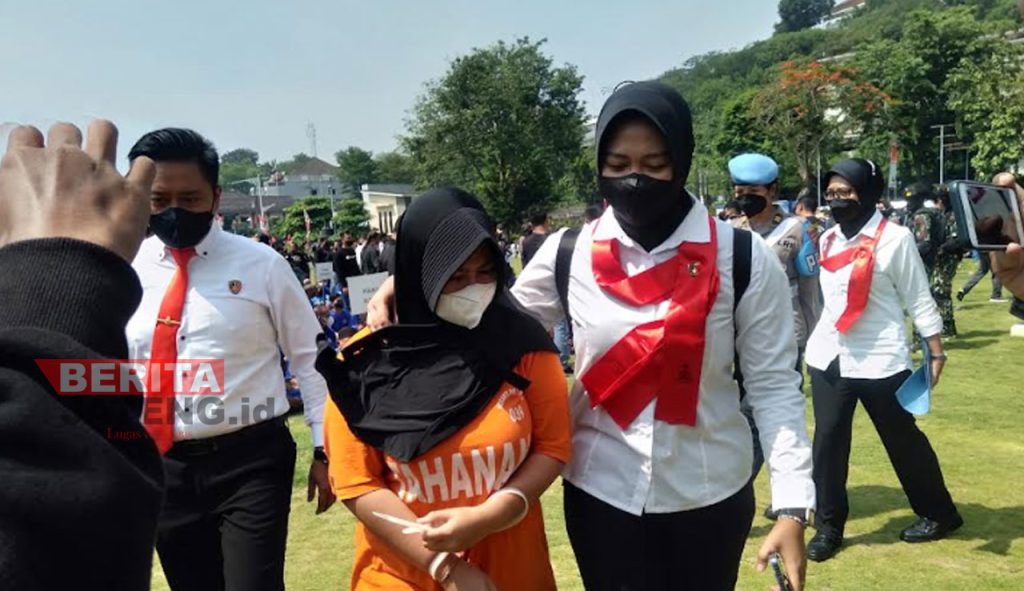Wanita berinisial RM berhasil dibekuk oleh jajaran Polda di Mapolda Jateng atas kasus judi online. (Adimungkas/Koran Lingkar)