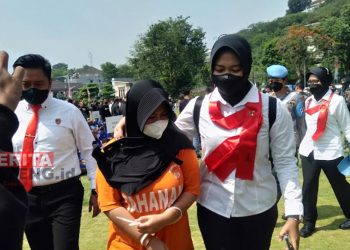 Wanita berinisial RM berhasil dibekuk oleh jajaran Polda di Mapolda Jateng atas kasus judi online. (Adimungkas/Koran Lingkar)