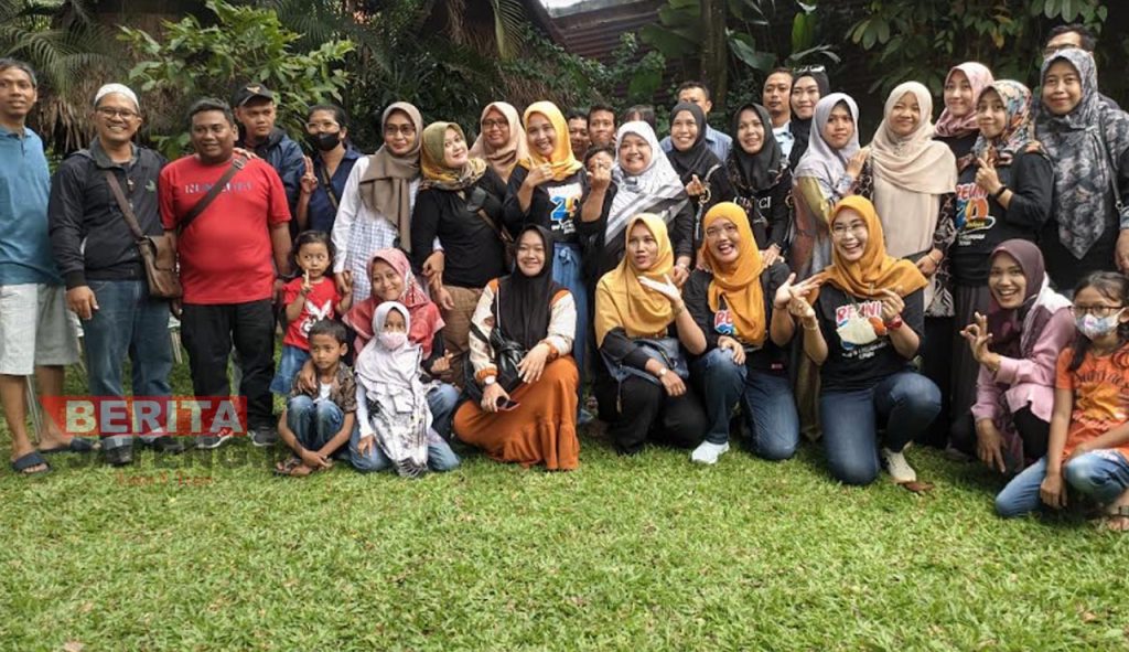 Para alumni SMPN 1 Pecangaan Kabupaten Jepara temu kangen angkatan 2000 di Bale Banyu Resto. (Muslichul Basid/Koran Lingkar)