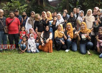 Para alumni SMPN 1 Pecangaan Kabupaten Jepara temu kangen angkatan 2000 di Bale Banyu Resto. (Muslichul Basid/Koran Lingkar)