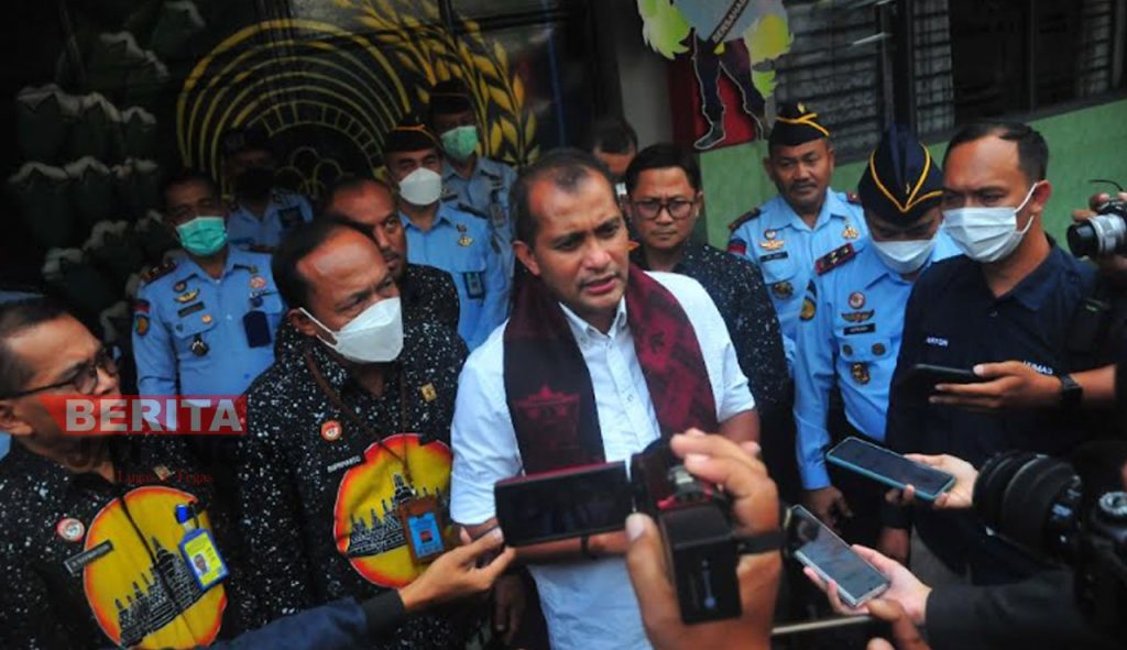 Wamenkumham RI, Eddy Omar Sharif Hiariej saat menjawab pertanyaan dari awak media di Rutan Kelas II B Kudus pada Kamis, 4 Agustus 2022. (Nisa Hafizhotus S/Koran Lingkar)