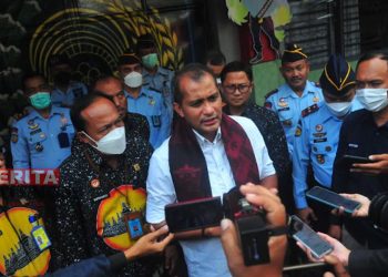 Wamenkumham RI, Eddy Omar Sharif Hiariej saat menjawab pertanyaan dari awak media di Rutan Kelas II B Kudus pada Kamis, 4 Agustus 2022. (Nisa Hafizhotus S/Koran Lingkar)