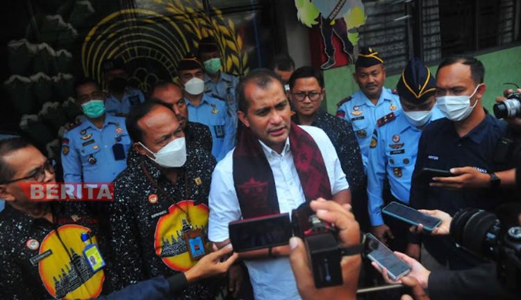 Kunjungi Rutan Kudus, Wamenkumham RI Tanggapi Isu Jual Beli Remisi Napi 1 Wamenkumham RI, Eddy Omar Sharif Hiariej saat menjawab pertanyaan dari awak media di Rutan Kelas II B Kudus pada Kamis, 4 Agustus 2022. (Nisa Hafizhotus S/Koran Lingkar)