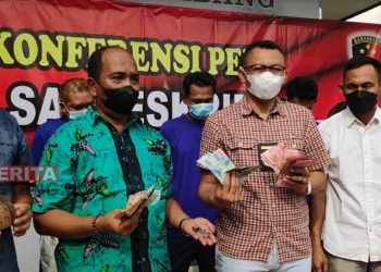 Polres Rembang saat menunjukkan tersangka dan barang bukti kasus judi dadu di Desa Karangsekar, Kecamatan Kaliori. (R. Teguh Wibowo/Koran Lingkar)