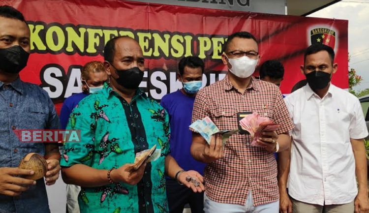 Polres Rembang saat menunjukkan tersangka dan barang bukti kasus judi dadu di Desa Karangsekar, Kecamatan Kaliori. (R. Teguh Wibowo/Koran Lingkar)