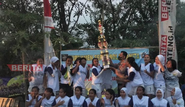 Sejumlah Pesepakbola Putri Meriahkan Tambaharjo Cup, Persib Bandung Putri Jadi Juara 1 Sejumlah Pesepakbola Putri Meriahkan Tambaharjo Cup, Persib Bandung Putri Jadi Juara