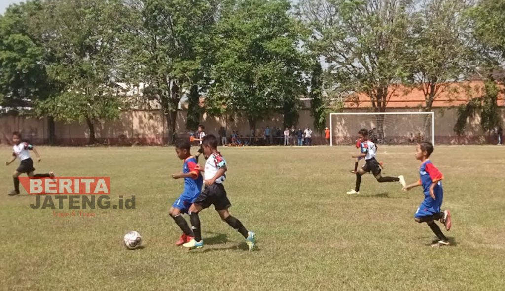 Sejumlah siswa berlaga di Stadion Madya Kendal dalam perlombaan Liga Sepakbola (Gala) Siswa Indonesia. (Mualim/Koran Lingkar)