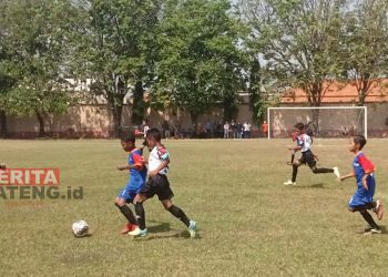 Sejumlah siswa berlaga di Stadion Madya Kendal dalam perlombaan Liga Sepakbola (Gala) Siswa Indonesia. (Mualim/Koran Lingkar)