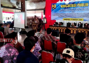 Sejumlah warga Rembang menghadiri konsultasi publik studi AMDAL proyek pembangunan Jalan Tol Demak-Tuban di Pendopo Museum Kartini pada Jumat, 12 Agustus 2022. (R. Teguh Wibowo/Koran Lingkar)