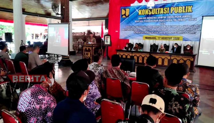 Sejumlah warga Rembang menghadiri konsultasi publik studi AMDAL proyek pembangunan Jalan Tol Demak-Tuban di Pendopo Museum Kartini pada Jumat, 12 Agustus 2022. (R. Teguh Wibowo/Koran Lingkar)
