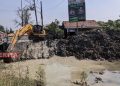 Tingkatkan Layanan Daerah Irigasi, Saluran Klambu Kiri Demak Dinormalisasi Kembali 17 Alat berat yang digunakan untuk mengeruk sedimentasi saluran irigasi Klambu Kiri. (Tomi Budianto/Koran Lingkar)