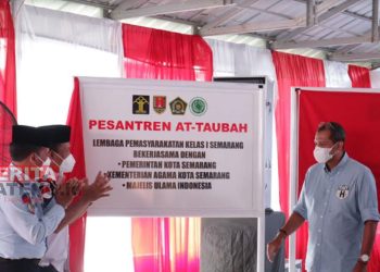 Wamenkumham RI, Edward Omar Sharif Hiariej bersama Petugas Lapas Kelas I Semarang saat meresmikan Pondok At Taubah di Lapas Kelas I Semarang. (Adimungkas/Koran Lingkar)