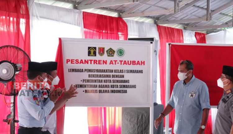 Wamenkumham RI, Edward Omar Sharif Hiariej bersama Petugas Lapas Kelas I Semarang saat meresmikan Pondok At Taubah di Lapas Kelas I Semarang. (Adimungkas/Koran Lingkar)