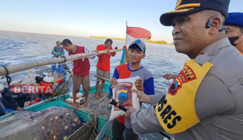Kapolres Pati, AKBP Christian Tobing saat menyerahkan bantuan beras untuk nelayan di perairan Sungai Juwana, Kabupaten Pati pada Selasa, 13 September 2022. (Istimewa)