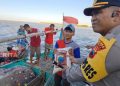 1 Ton Beras Dibagikan untuk Nelayan Terdampak Kenaikan Harga BBM di Pati 15 Kapolres Pati, AKBP Christian Tobing saat menyerahkan bantuan beras untuk nelayan di perairan Sungai Juwana, Kabupaten Pati pada Selasa, 13 September 2022. (Istimewa)