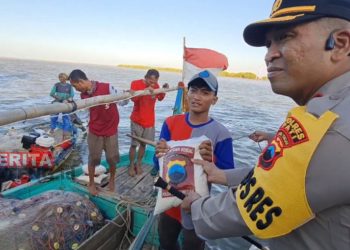 Kapolres Pati, AKBP Christian Tobing saat menyerahkan bantuan beras untuk nelayan di perairan Sungai Juwana, Kabupaten Pati pada Selasa, 13 September 2022. (Istimewa)