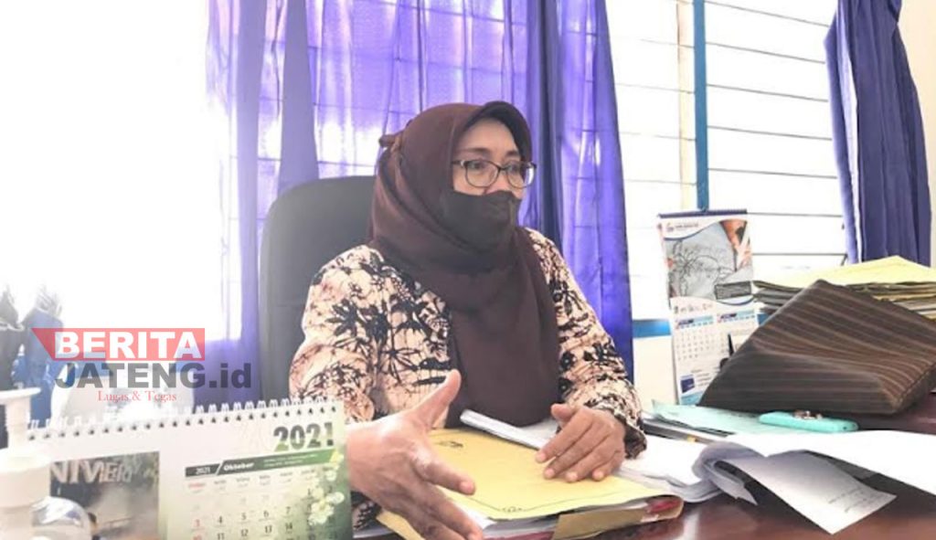 MENJELASKAN: Kabid Penanganan Fakir Miskin Dinas Sosial (Dinsos) Kabupaten Pati, Tri Haryumi saat menjelaskan di kantornya, belum lama ini. (Aziz Afifi/Koran Lingkar)