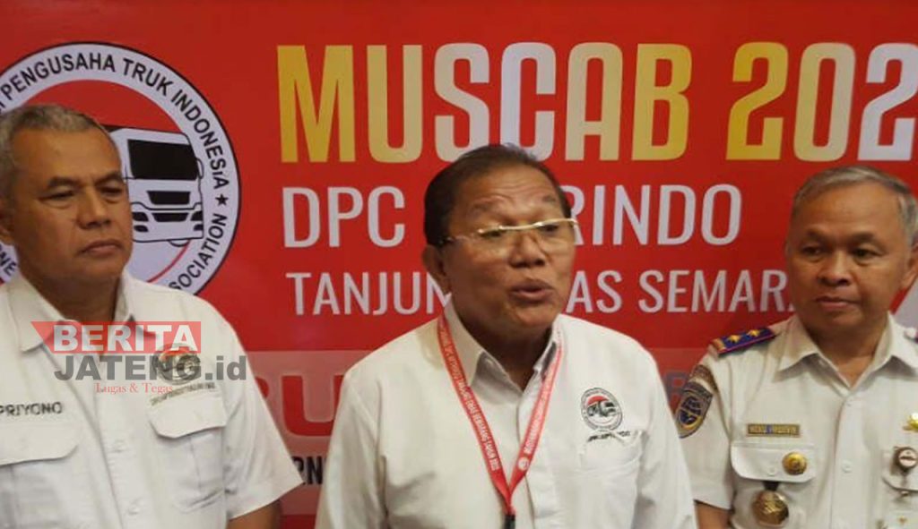 Ketua Umum Asosiasi Pengusaha Truk Indonesia (Aptrindo) Gemilang Tarigan (tengah) dan Kepala KSOP Tanjung Emas Semarang Weku Frederik Karuntu (kanan) saat ditemui awak media. (Istimewa)