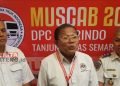 Aptrindo Usulkan Truk Usia di Atas 20 Tahun Dimusnahkan, Ini Sebabnya 18 Ketua Umum Asosiasi Pengusaha Truk Indonesia (Aptrindo) Gemilang Tarigan (tengah) dan Kepala KSOP Tanjung Emas Semarang Weku Frederik Karuntu (kanan) saat ditemui awak media. (Istimewa)