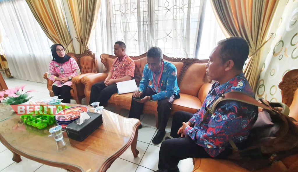 Camat Dukuhseti, Agus Sunarko (kedua dari kiri) saat menemui Kabid Pemberdayaan Sosial dan Fakir Miskin Dinsos Pati, Tri Haryumi pada Jumat, 22 September 2022. (Istimewa)