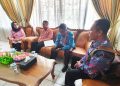 Camat Dukuhseti, Agus Sunarko (kedua dari kiri) saat menemui Kabid Pemberdayaan Sosial dan Fakir Miskin Dinsos Pati, Tri Haryumi pada Jumat, 22 September 2022. (Istimewa)