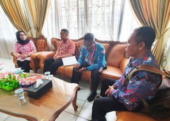 Camat Dukuhseti, Agus Sunarko (kedua dari kiri) saat menemui Kabid Pemberdayaan Sosial dan Fakir Miskin Dinsos Pati, Tri Haryumi pada Jumat, 22 September 2022. (Istimewa)