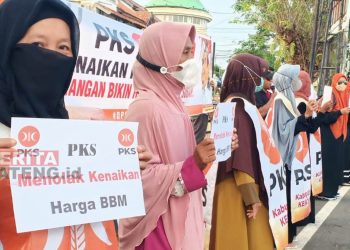 Kader Perempuan PKS Kabupaten Kendal Gelar Aksi Damai Batalkan Kenaikan BBM Bersubsidi