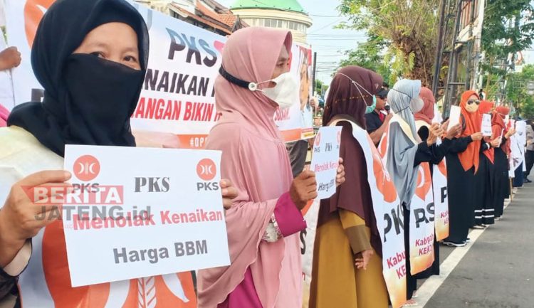 Kader Perempuan PKS Kabupaten Kendal Gelar Aksi Damai Batalkan Kenaikan BBM Bersubsidi 1 Kader Perempuan PKS Kabupaten Kendal Gelar Aksi Damai Batalkan Kenaikan BBM Bersubsidi