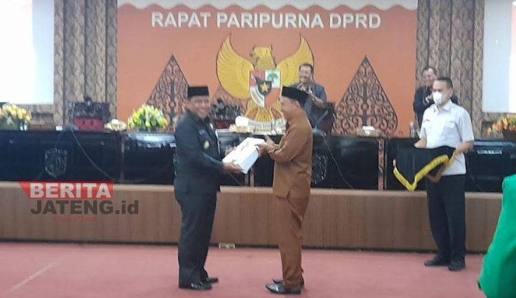 Penyerahan Nota Keuangan APBD Perubahan tahun anggaran 2022 oleh Wakil Bupati Kendal, Windu Suko Basuki kepada Ketua DPRD Kendal, Muhammad Makmun pada Rabu, 31 Agustus 2022. (Arvian Maulana/Koran Lingkar)