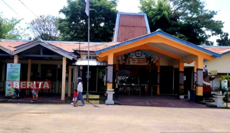 Penutupan TSTJ hari pertama, beberapa calon pengunjung kecelik karena tidak tahu TSTJ ditutup di Solo pada Kamis, 1 September 2022. (Antara)