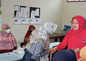 Dra.Hj. Suhartini Salurkan Beasiswa PIP Aspirasi Ketua DPR RI Puan Maharani di Kabupaten Pati