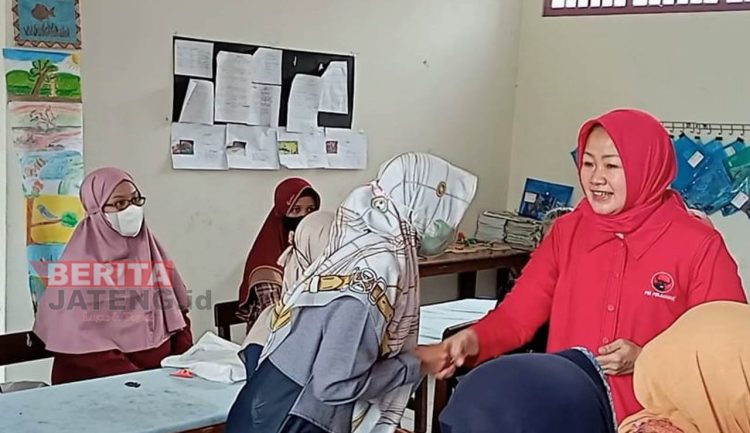 Dra.Hj. Suhartini Salurkan Beasiswa PIP Aspirasi Ketua DPR RI Puan Maharani di Kabupaten Pati