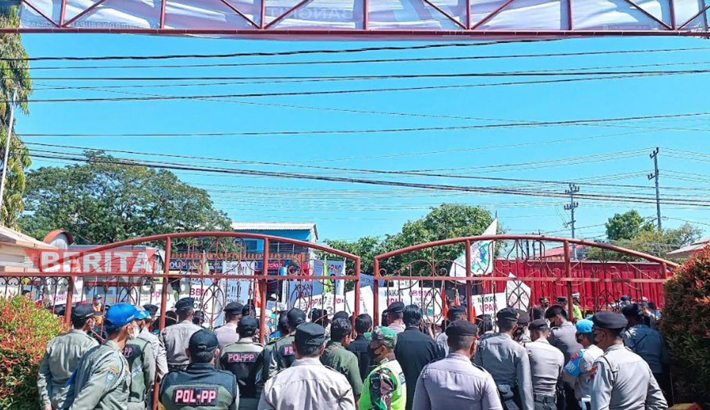 Aliansi buruh melakukan aksi demonstrasi di depan gedung DPRD Demak pada Kamis, 15 September 2022. (Tomi Budianto/Koran Lingkar)