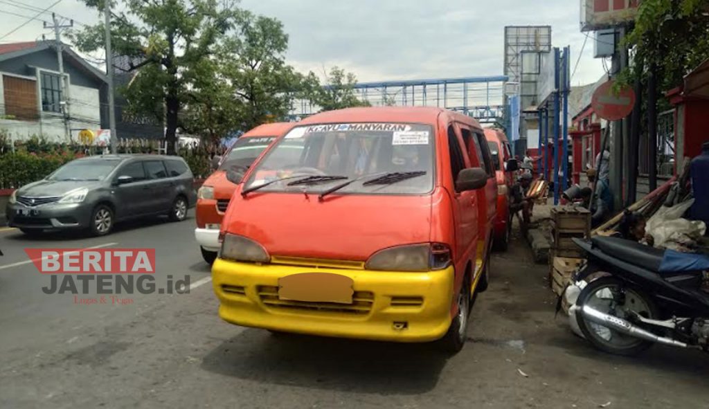 Sejumlah angkutan umum di Pasar Karangayu, Kota Semarang. (Adimungkas/Koran Lingkar)