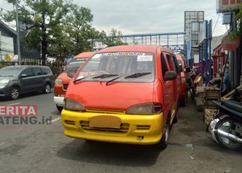 Sejumlah angkutan umum di Pasar Karangayu, Kota Semarang. (Adimungkas/Koran Lingkar)